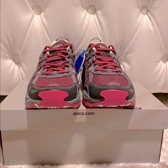 SOLD!!    ASICS Girls/Women’s Gel-Venture 5 Running Sneaker - Picture 3 of 11